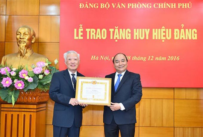 Trao tặng Huy hiệu Đảng và Kỷ niệm chương “Vì sự nghiệp Dân vận”