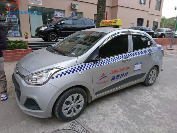 Nhiều chiếc taxi bị vặt trơ trọi.