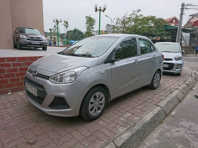 Một chiếc xe của người dân cũng chịu chung số phận.