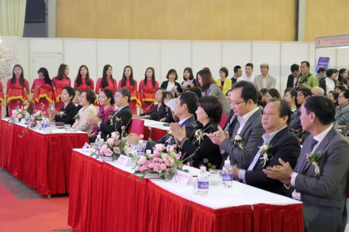 Các đại biểu tham dự lễ khai trương hội chợ.