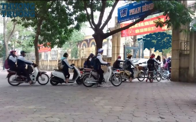 THPT Phan Đình Phùng Xe ô tô đối đầu dòng học sinh ngay tại cổng trường
