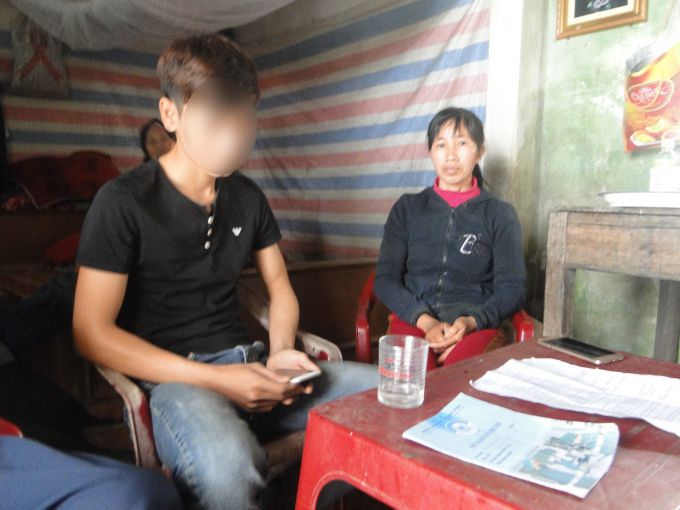 Anh Trương Văn Quyền (ảnh mờ) và chị Sình.