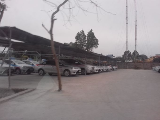 Các bãi xe chủ yếu được xây dựng tạm bợ.