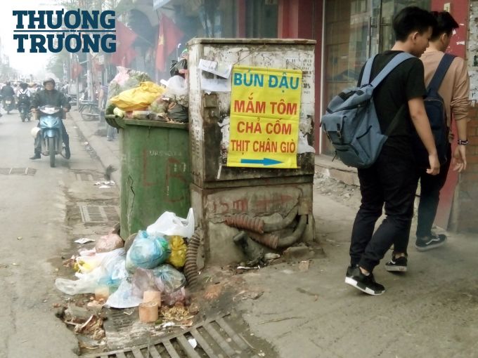 Nhưng với những hình ảnh PV ghi nhận, thì thực sự người đi bộ chẳng biết tránh đi đâu.