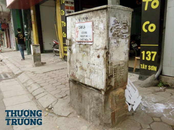 Trên các bốt điện, trạm biến áp hay tủ viễn thông đều có gắn biển nguy hiểm, cấm đến gần..