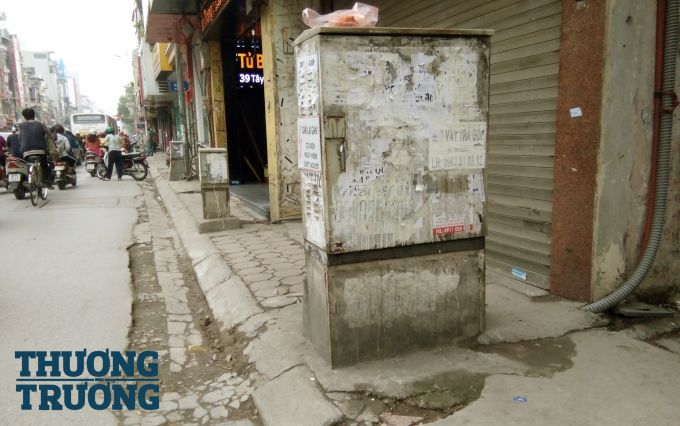 Dọc các tuyến phố Tây Sơn, Nguyễn Lương Bằng, Lê Duẩn, Tôn Đức Thắng, Hàng Mành, Hàng Bông… không khó để ghi nhận những hình ảnh bốt điện, trạm biến áp, cột viễn thông phá vỡ mỹ quan thành phố, biến Hà Nội thành một đô thị luộm thuộm.