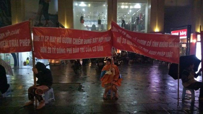 Cư dân chung cư Hồ Gươm Plaza đội mưa biểu tình Vì bị chủ đầu tư o ép