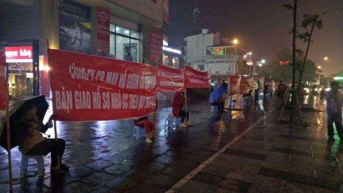 Cư dân Hồ Gươm Plaza đội mưa biểu tình chiều tối 15/3.
