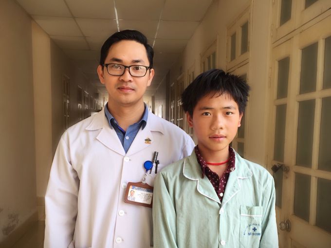 Bác sỹ Đinh Ngọc Tuấn và em Giàng A Tham.