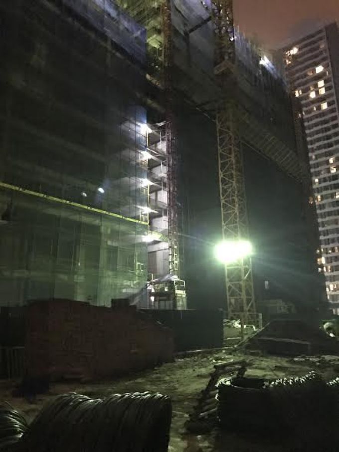 Mặc dù đã xảy ra tai nạn khiến 2 người chết nhưng theo phản ánh, tối 25/3, công trường vẫn tiếp tục thi công.