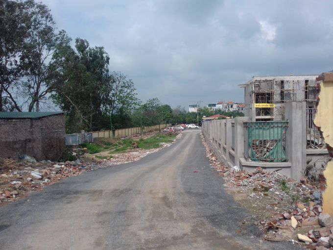 Con đường lớn dẫn vào bãi gửi xe.