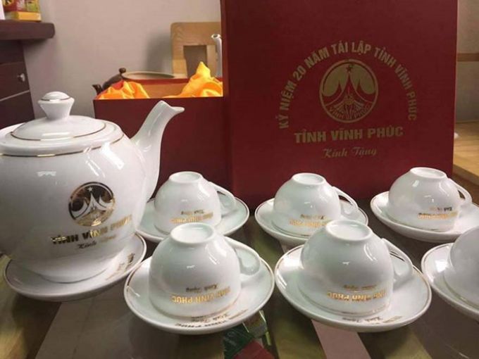 Bộ ấm chén làm quà tặng được tỉnh Vĩnh Phúc mua.