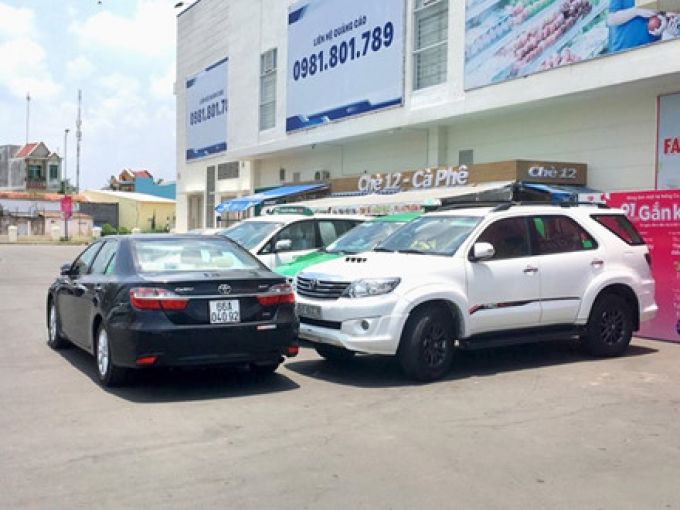Xuất hiện cả những chiếc xe lạ.