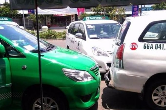 Mai Linh và Vinasa căng thẳng vì tài xế đỗ xe.. ăn cơm