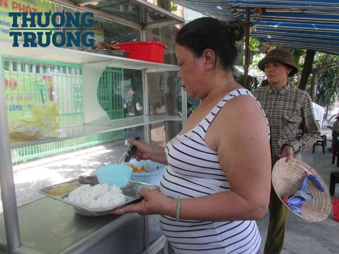Đà Nẵng Phục vụ ở quán cơm 1000đ nhận lương bao nhiêu