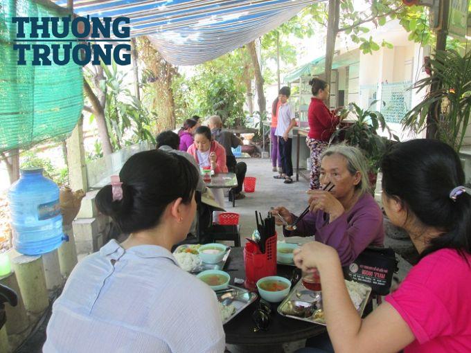 Quán nhỏ giản dị trên vỉa hè