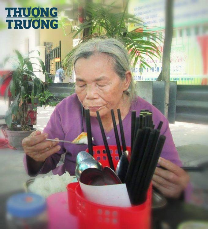 Một bà cụ người Quảng Ngãi, đã thành khách quen của quán. 