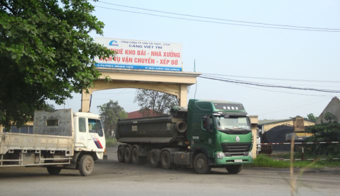 Xe tải không che chắn di chuyển từ Tổng công ty vận tải thủy Cảng Việt Trì cuốn theo đất, đá bụi tràn ra đường 3.