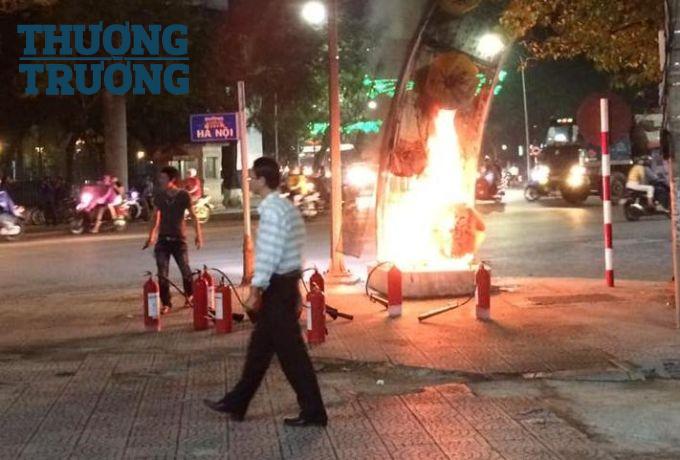 Nhiều bình cứu hoả nhanh chóng được huy động.