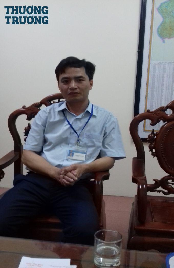 Ông Tạ Đăng Doanh chủ tịch xã làm việc với phóng viên.