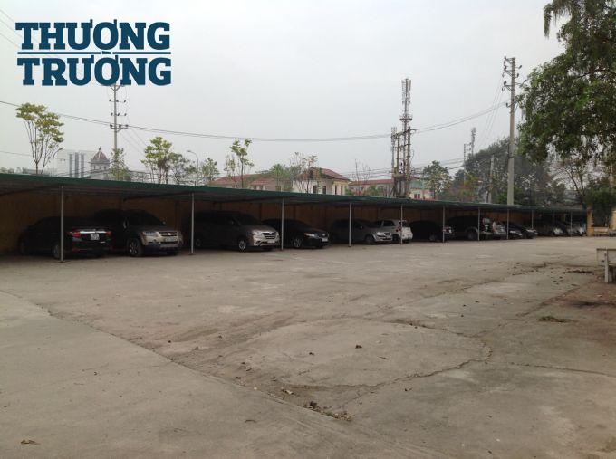 Cận cảnh bãi trông xe trái phép tại nhà văn hóa thôn Văn Điển.
