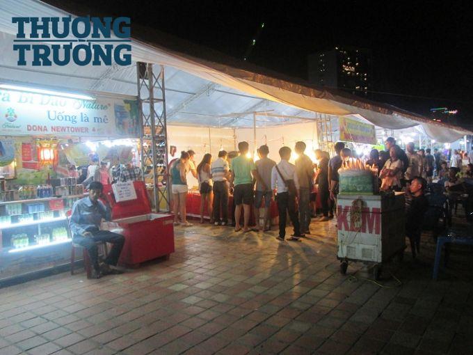 Rất nhiều loại hàng hoá được mang tới hội chợ.