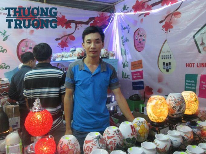 Một chủ gian hàng trong hội chợ.