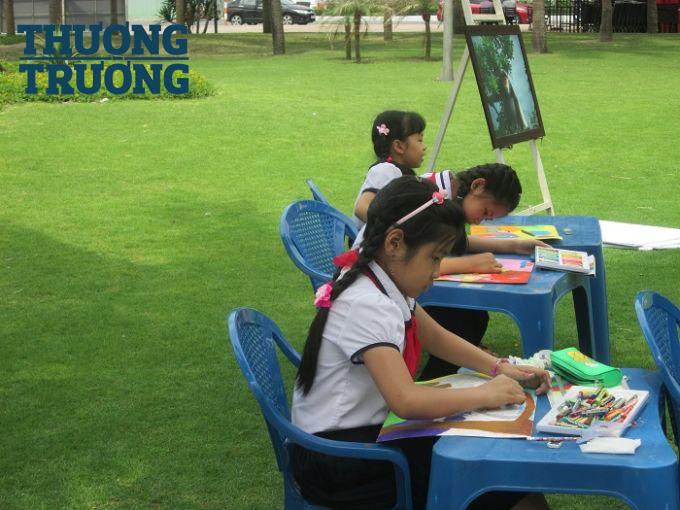 Các em nhỏ tỏ ra thích thú khi được tham dự hội thi vẽ.