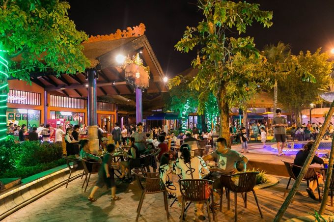 Họ không chỉ hào hứng với những âm thanh sôi động của các màn múa lân đặc sắc mà còn hạnh phúc gặp gỡ, hội tụ với người thân, bạn bè khi cùng thưởng thức một bữa tối ấm cúng với những món ăn được những đầu bếp giỏi đến từ các nhà hàng, khách sạn hàng đầu Việt Nam chế biến.