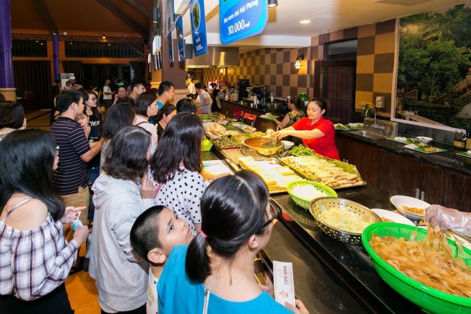 Các quầy hàng luôn đông nghịt khách chờ. Ngắm đầu bếp chế biến món ăn cho mình, chị Nguyễn Thu Hà đến từ Huế chia sẻ: “Tôi không nghĩ là tới Lễ hội pháo hoa DIFF 2017 lại có những hoạt động đặc sắc như Không gian ẩm thực Ngũ Hành. Bài trí độc đáo, lại có cả âm nhạc góp vui. Các món ăn rất tuyệt, thực đơn phong phú và giá thành thì quá hợp lý. Lũ trẻ con nhà tôi mê tít các món chiên rán ở đây. Còn tôi rất thích mì cua, hủ tiếu, món nào cũng rất ngon”.