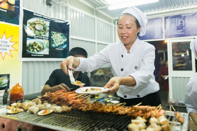 Đến từ những nhà hàng và khách sạn nổi tiếng tại Đà Nẵng và nhiều vùng khác, những đầu bếp đầy đam mê và nhiệt huyết với nghề đang kỳ công tạo nên các món ăn đặc sắc để chiều lòng du khách, tại các gian hàng theo chủ đề Kim – Mộc- Thủy- Hỏa – Thổ.