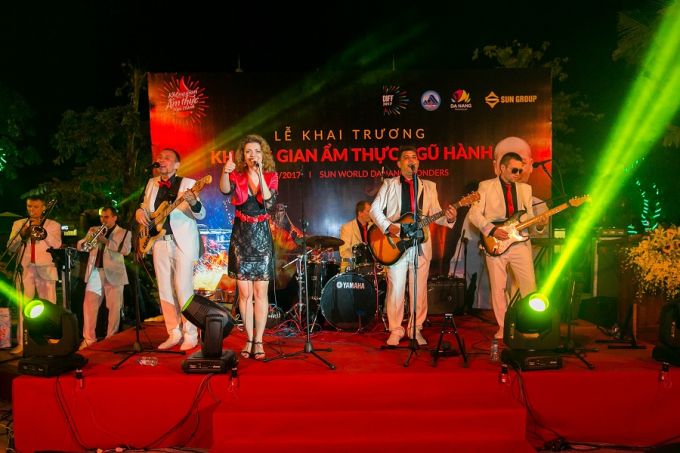 Trên sân khấu, những giai điệu trữ tình ngọt ngào của các nghệ sĩ Châu Âu đã giăng lên Không gian ẩm thực ngũ hành những xúc cảm tinh tế, ngọt ngào, khơi nguồn cảm hứng để du khách khám phá những gian hàng độc đáo tại đây.