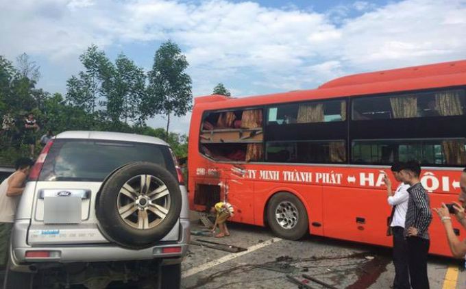Tài xế tử vong sau khi lấn làn, tông trực diện xe khách