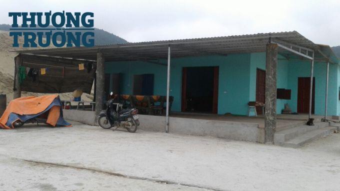 Nhà chờ bến phà được xây dựng kiên cố.