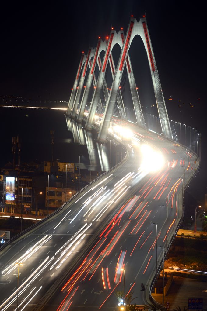 Hình ảnh cầu Nhật Tân về đêm.