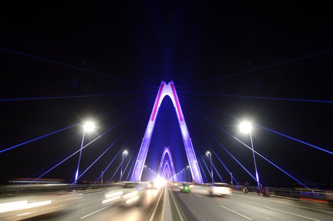 Hệ thống đèn tại cầu Nhật Tân khiến người dân thủ đô thích thú.