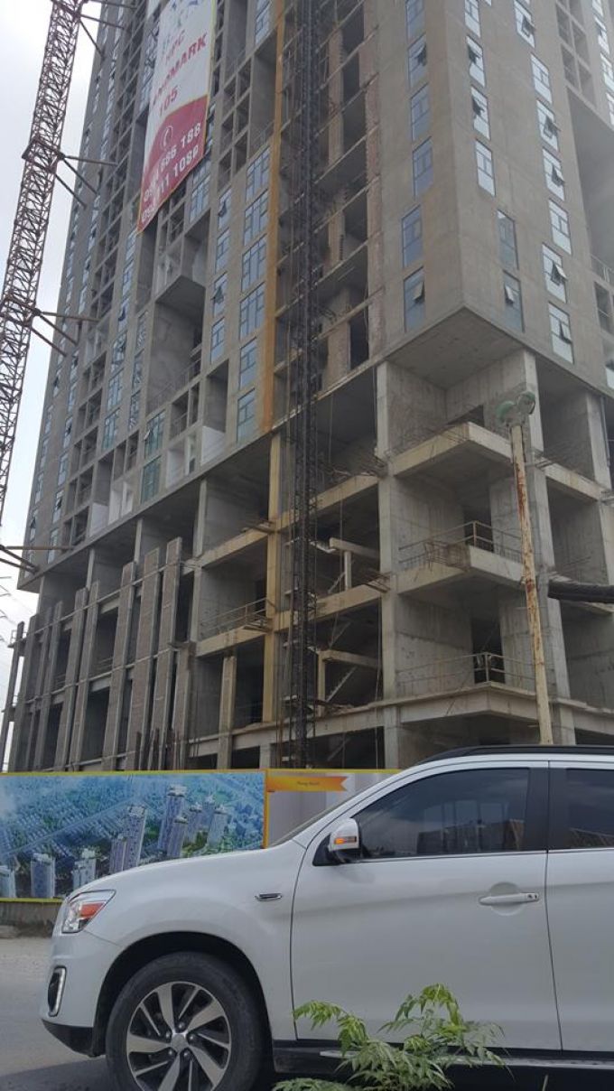 Công trình xây dựng không được che chắn.