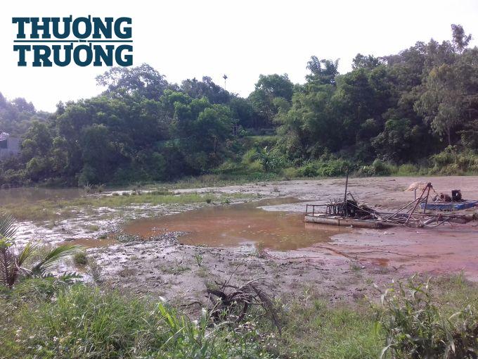 C&aacute;t đ&atilde; lấp đầy moong nước vốn l&agrave; moong điều ho&agrave; cho cả x&oacute;m.