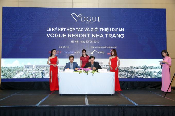 &Ocirc;ng Nguyễn Xu&acirc;n Triển - Gi&aacute;m đốc C&ocirc;ng ty Cổ phần BĐS An Cư  v&agrave; &Ocirc;ng Dương Văn Sỹ - Gi&aacute;m đốc C&ocirc;ng ty Cổ phần BĐS An Vượng tham gia k&yacute; kết tại buổi lễ.
