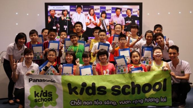 Bé đổi pin sạch, vì mùa hè xanh