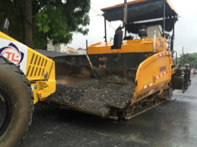 Sự thật clip rải nhựa đường giữa trời mưa trên cung đường nghìn tỉ