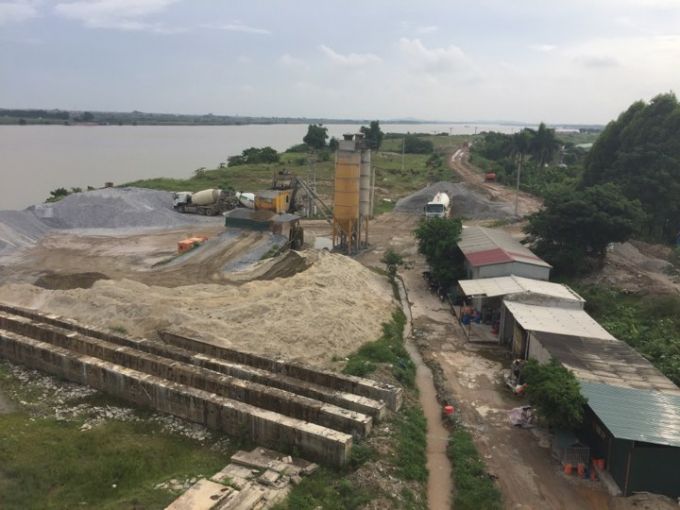 Lều - l&aacute;n vi phạm h&agrave;nh lang đ&ecirc; điều vẫn đang tồn tại.