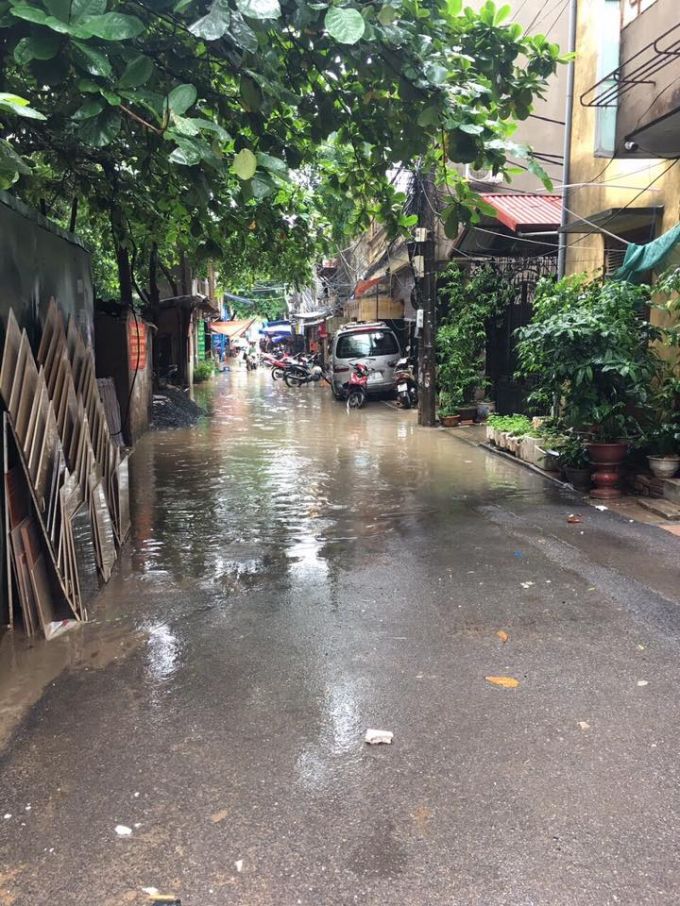 Con đường dẫn v&agrave;o dự &aacute;n th&igrave; sẵn s&agrave;ng ngập ngay khi mưa xuống.