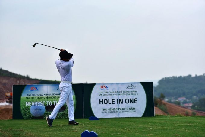 C&aacute;c golfer tham gia tranh t&agrave;i tại giải đấu.