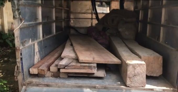 B&ecirc;n trong th&ugrave;ng h&agrave;ng của chiếc xe tải.