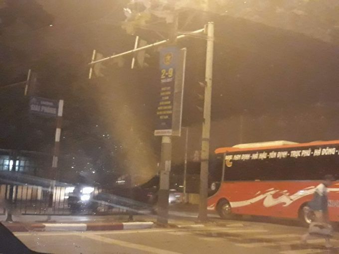 Trả kh&aacute;ch tại bến gi&aacute;p b&aacute;t xe mới quay trở lại bến Y&ecirc;n Nghĩa.