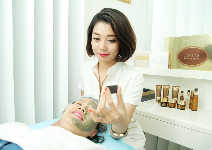 Kh&ocirc;ng nhất thiết phải phẫu thuật thẩm mỹ, c&aacute;c chị em ho&agrave;n to&agrave;n c&oacute; thể khắc phục mọi vấn đề li&ecirc;n quan đến l&atilde;o h&oacute;a khi sử dụng bộ sản phẩm DeAura.