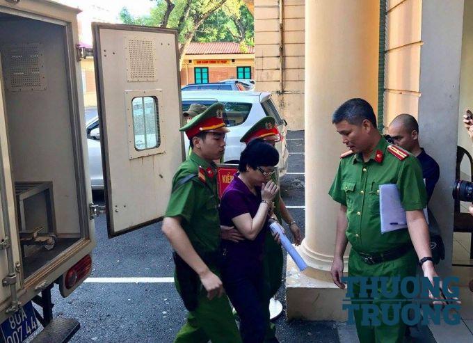 B&agrave; Ch&acirc;u Thị Thu Nga được dẫn giải tới t&ograve;a.