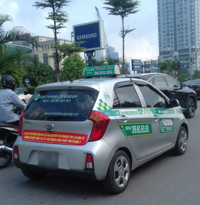 Một chiếc taxi truyền thống c&oacute; mang d&ograve;ng chữ 