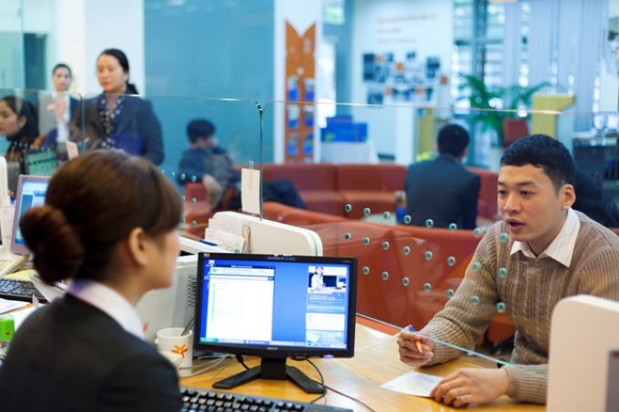 Kh&aacute;ch h&agrave;ng sẽ nhận được nhiều tiện &iacute;ch khi thanh to&aacute;n v&eacute; t&agrave;u điện tử tại VIB. (Ảnh minh họa)